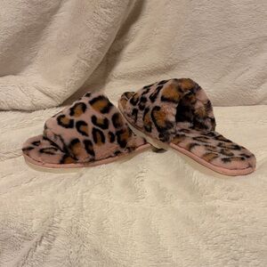 Slippers by Array Pink Leopard Print Fuzzy Women's  NWOT Size 8